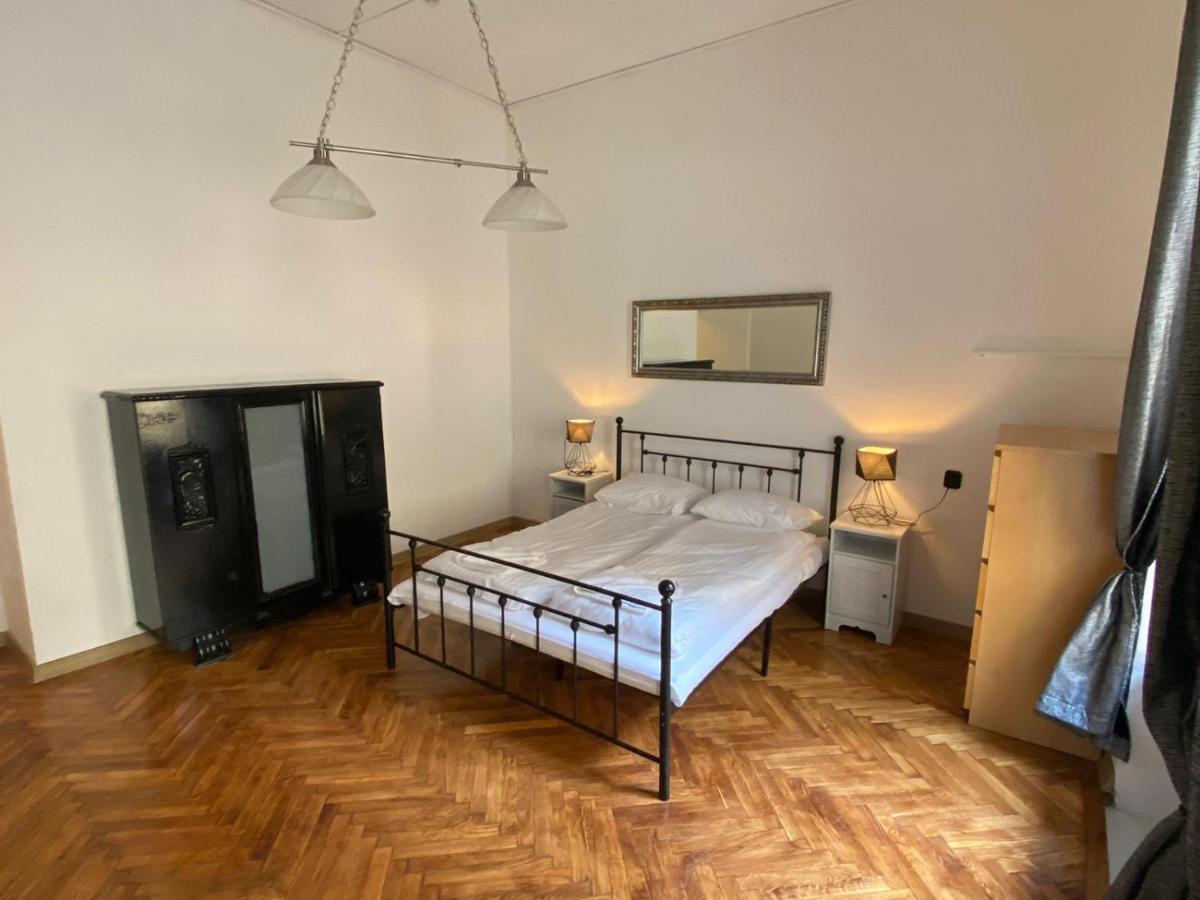 Main Square 18 King Apartment *
